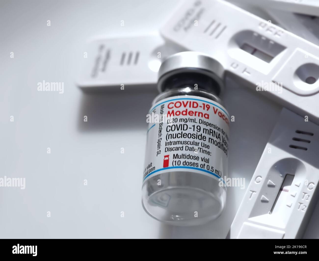Moderna-Impfstoff mit Corona- oder Covid-19-Hometests Stockfoto