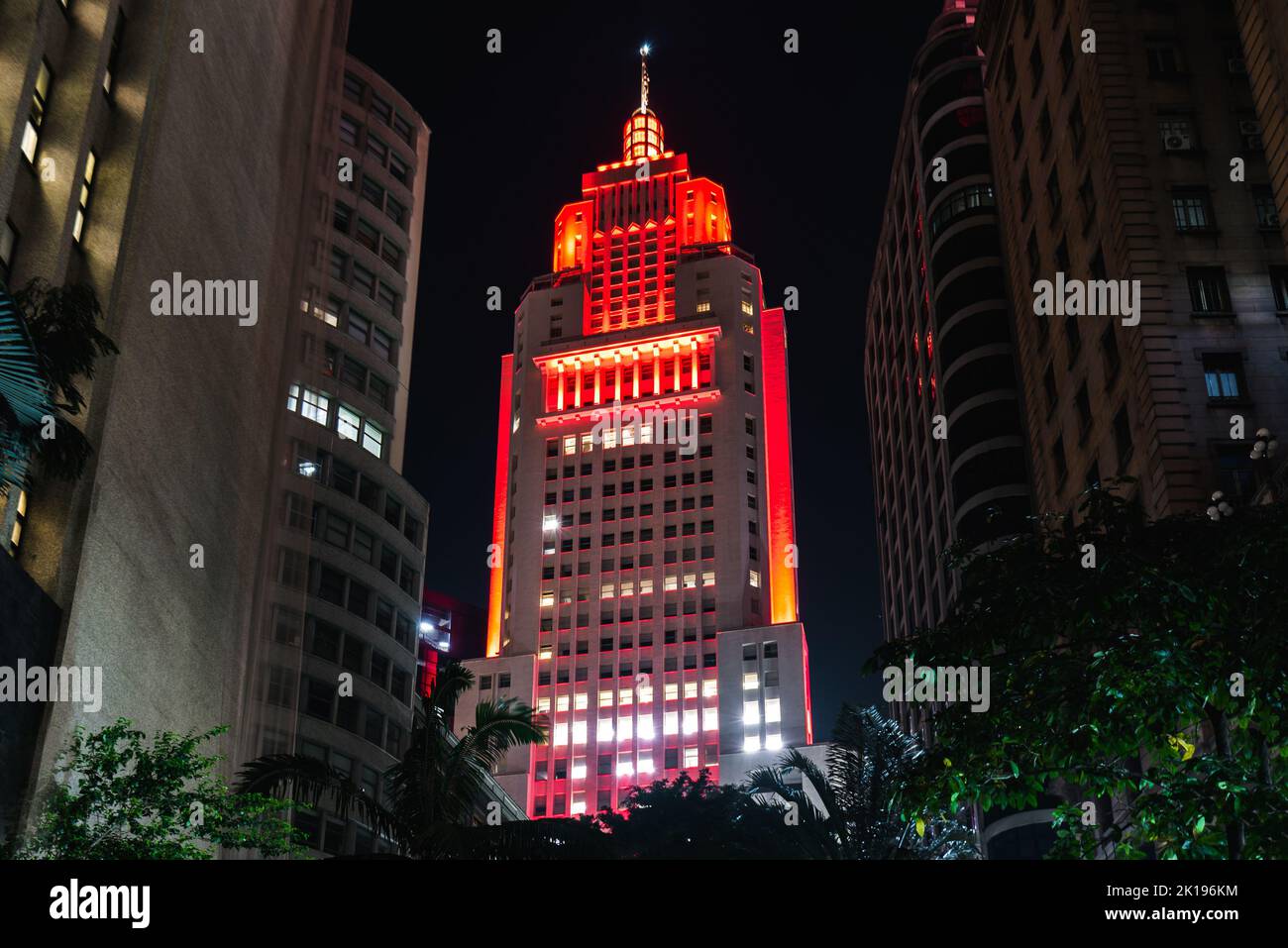 Das Farol Santander Gebäude wird nachts in Sao Paulo City mit roten Lichtern beleuchtet Stockfoto