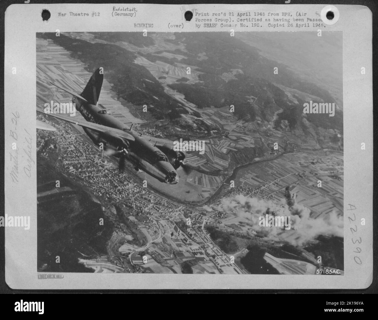 A Martin B-26 Marodeur of Major General Samuel E. Anderson'S 9. Bomb Div. Flügel Über Rudolstadt, 20 Meilen Südöstlich Von Erfurt, Nachdem Formationen Von Mittleren Und Leichten Bombern Das Nahe Gelegene Ordnance Depot Im April 10 1945 Mit Teppichboden Ausgelegt Hatten. Der Angriff Zerstörte Worksh Stockfoto