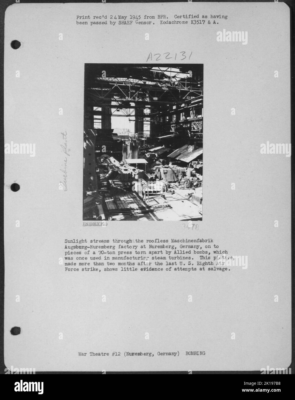 Sonnenlicht strömt über die dachlose Maschinenfabrik Augsburg Nürnberg in Nürnberg zu Teilen Einer 70 Tonnen-Presse, die einst bei der Herstellung von Dampfturbinen zum Einsatz kam, die von alliierten Bomben zerrissen wurde. Dieses Bild, machte mehr als zwei Monate Ein Stockfoto