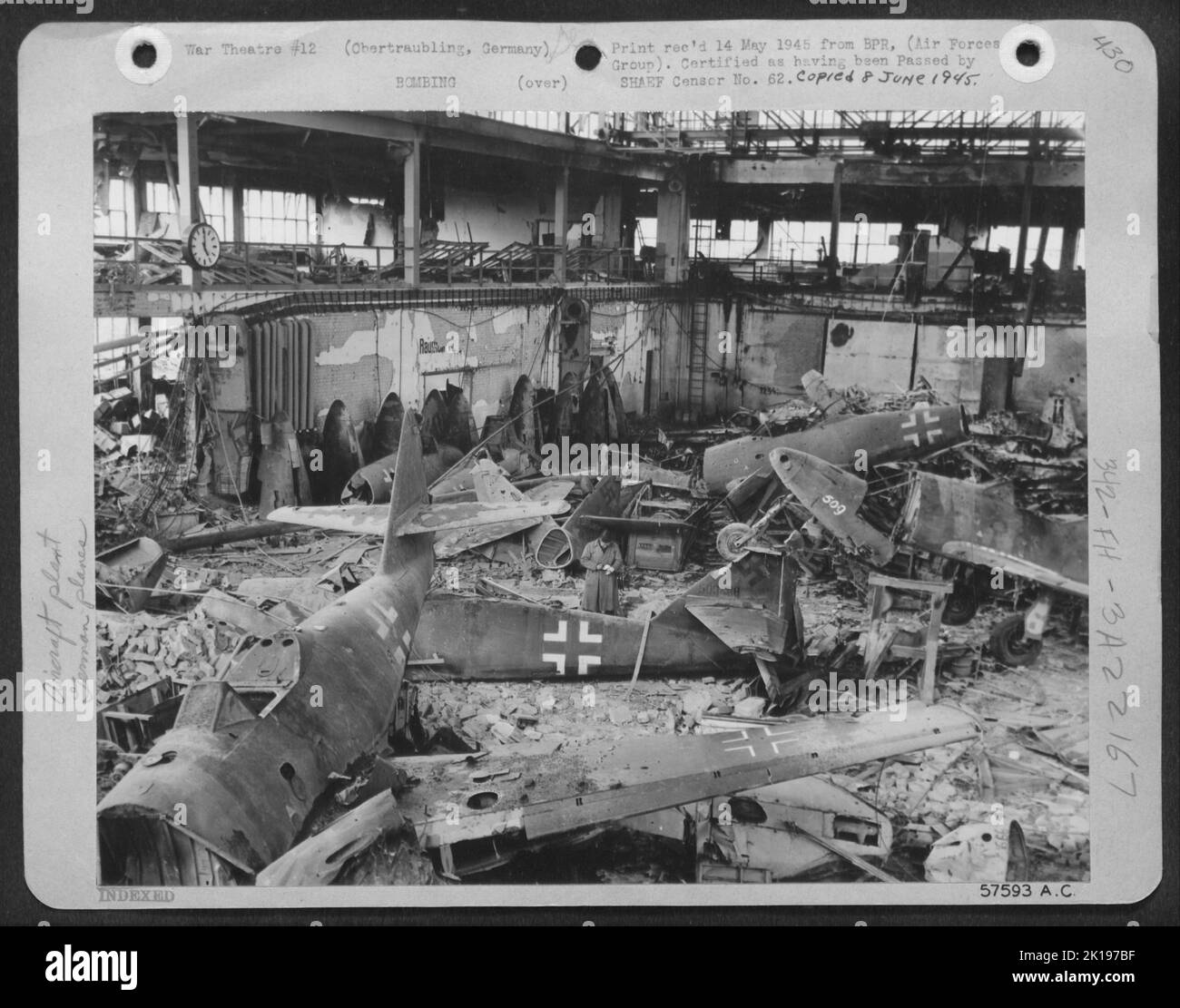Zweimotorige Me 262 Jet-Flugzeuge Erstickten Nach Wiederholten Angriffen Der Alliierten Luft Unter Schutt In Der Jagdfabrik Obertraubling In Deutschland. Stockfoto