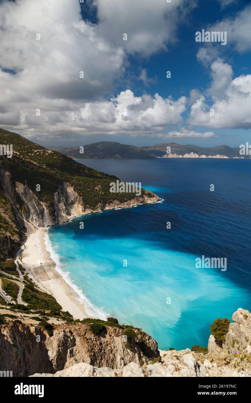 Ein Blick von oben auf Myrtos Beach und fantastisches türkisblaues und blaues Ionisches Meer. Luftaufnahme, Sommerlandschaft der berühmten und äußerst beliebten Reise-Desti Stockfoto