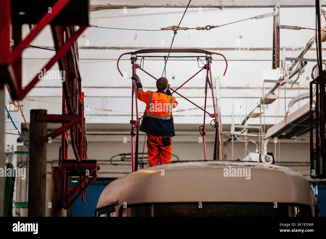 Straßenbahn im Servicedepot. Wartung und Reparatur von Pantograph Stockfoto