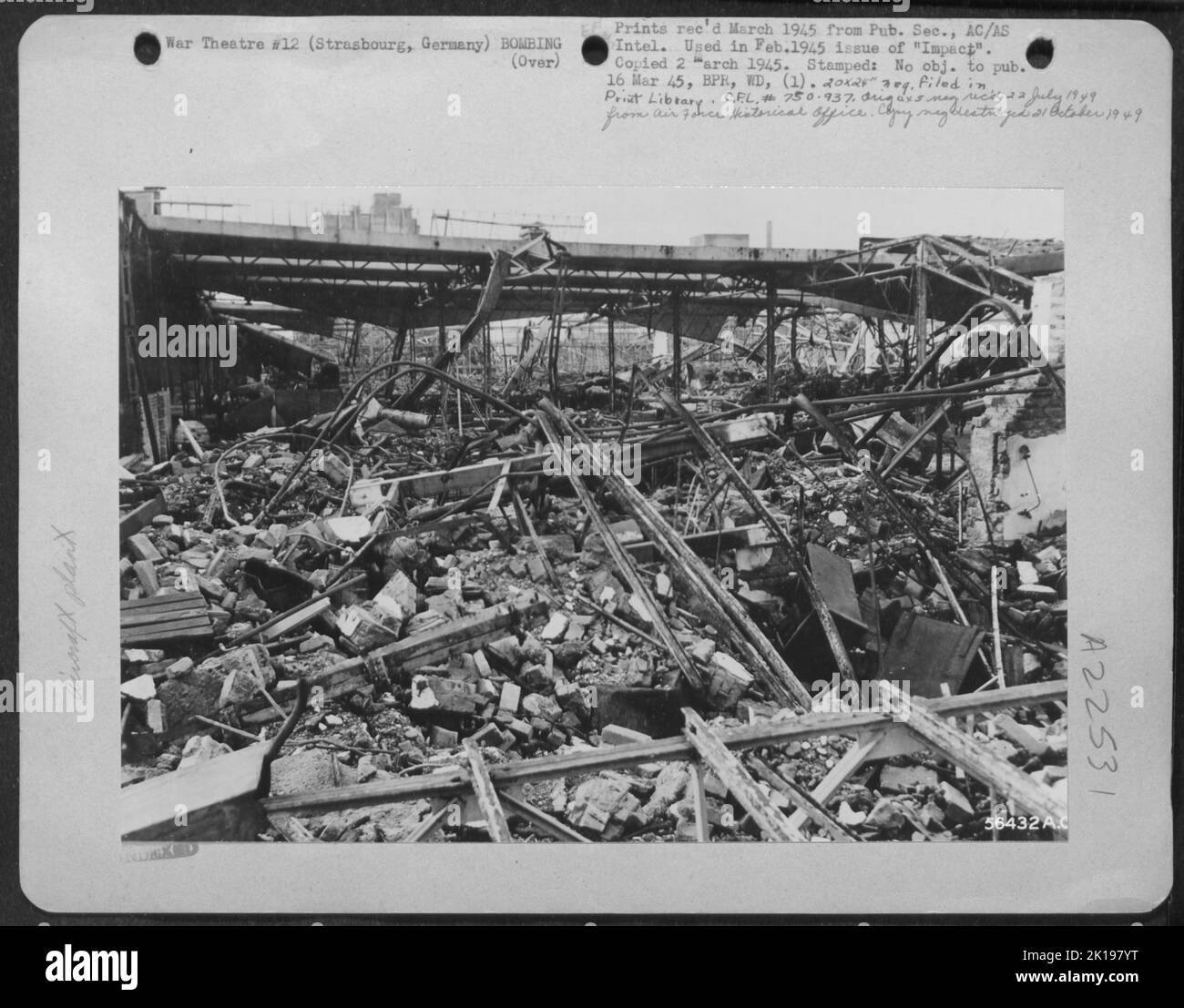 Das Matford Aero-Motorenwerk in Straßburg, Deutschland nach einem Angriff des 8. AF am 27. Mai 1944. Die elsässischen Arbeiter des Werks sagten, dass 80 der Bomben das Ziel getroffen haben und das Herz der großen Fabrik, in der Motorkomponenten hergestellt wurden, vollständig ausgeschlagen haben Stockfoto