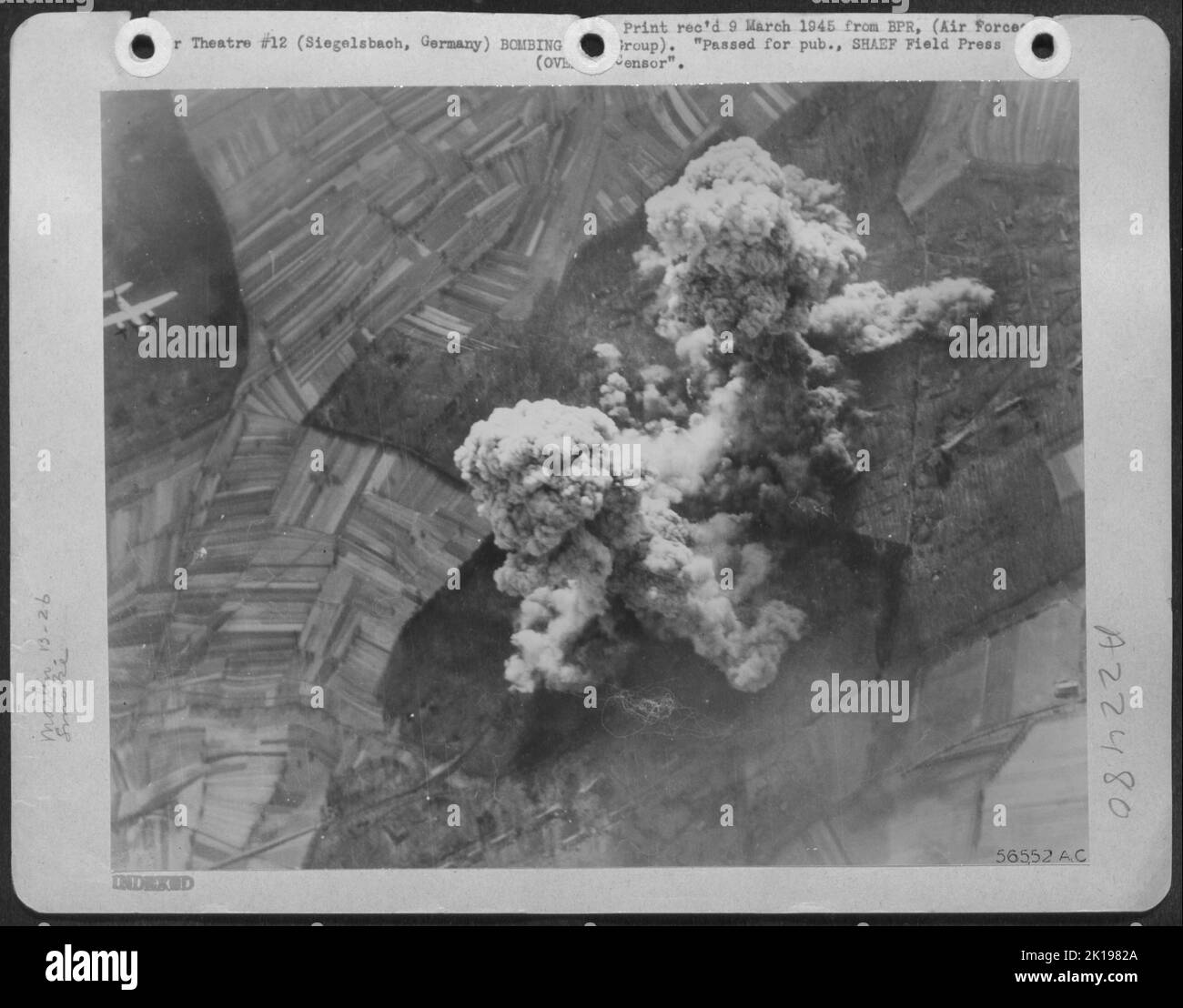 Eine erste taktische Luftwaffe Martin B-26 Marauder wird neben den daraus resultierenden explosiven Rauchwolken nach einem Angriff der Mittelbomber auf eine deutsche Munitionsanlage und einen vermuteten V-2-Lagerplatz in Siegelsbach, 18 Meilen südöstlich von Heidelberg, in den Schatten gestellt Stockfoto