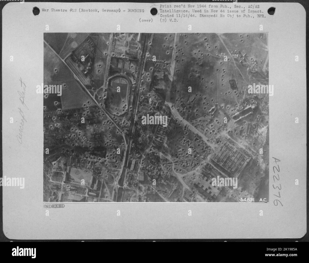 Rostock, Deutschland-Nordhälfte der Heinkel-Flugzeugwerke-Fabrik nach dem Angriff von 8. schweren Bombern der Luftwaffe vom 25. August 44. Große Montagehalle (unten rechts) ist stark beschädigt. Der kleinere Laden daneben ist leicht beschädigt. In der Mitte des Bildes zwei Flug Stockfoto