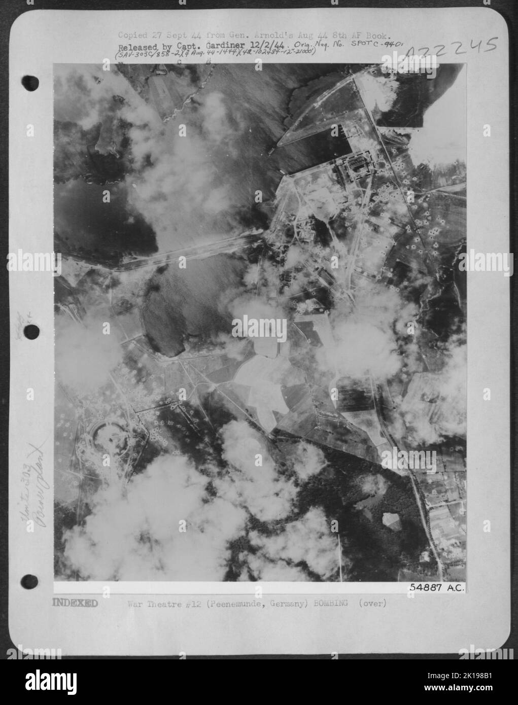 Bei vorherigem Angriff leicht beschädigt, Kraftwerk. Dampf- und Kraftwerk Peenemunde G.A.F. Experimental Station. 4 August 44. DEUTSCHLAND. 303. Bomb Group. Stockfoto