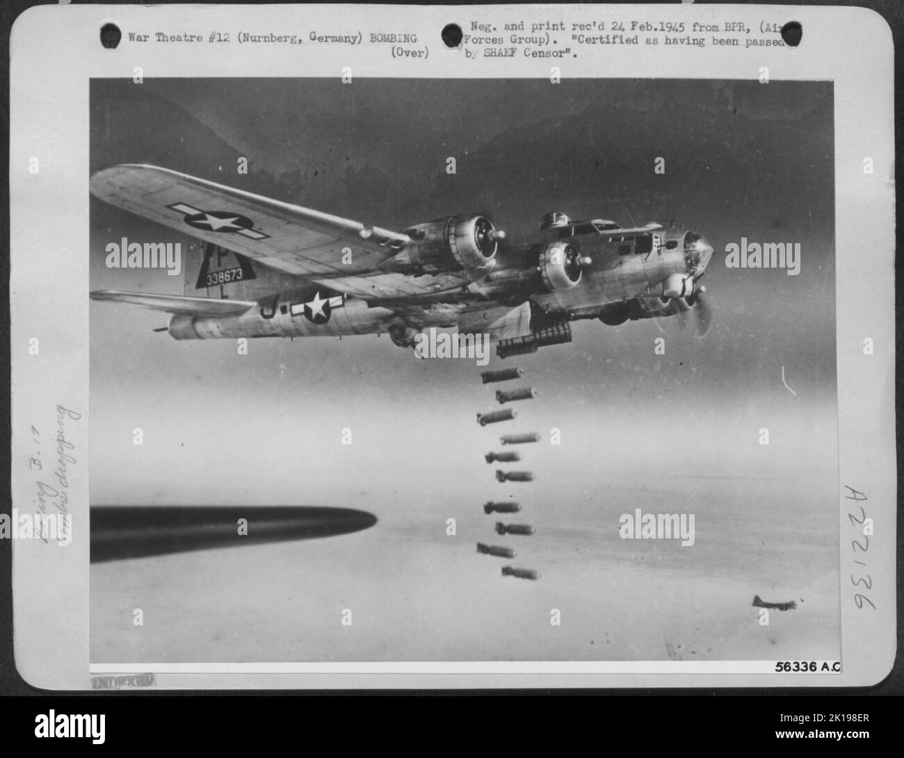 Eine Boeing B-17 Flying Fortress liefert ihre Ladung hochexplosiver und brennender Bomben über die Stadt Nürnberg, Deutschland, während des US 8. AF Angriffs auf die mit Autos verpackten Rangierbahnhöfe, Reparaturwerkstätten und den Hauptbahnhof, 20. Februar 1945. Die Meisten Stockfoto