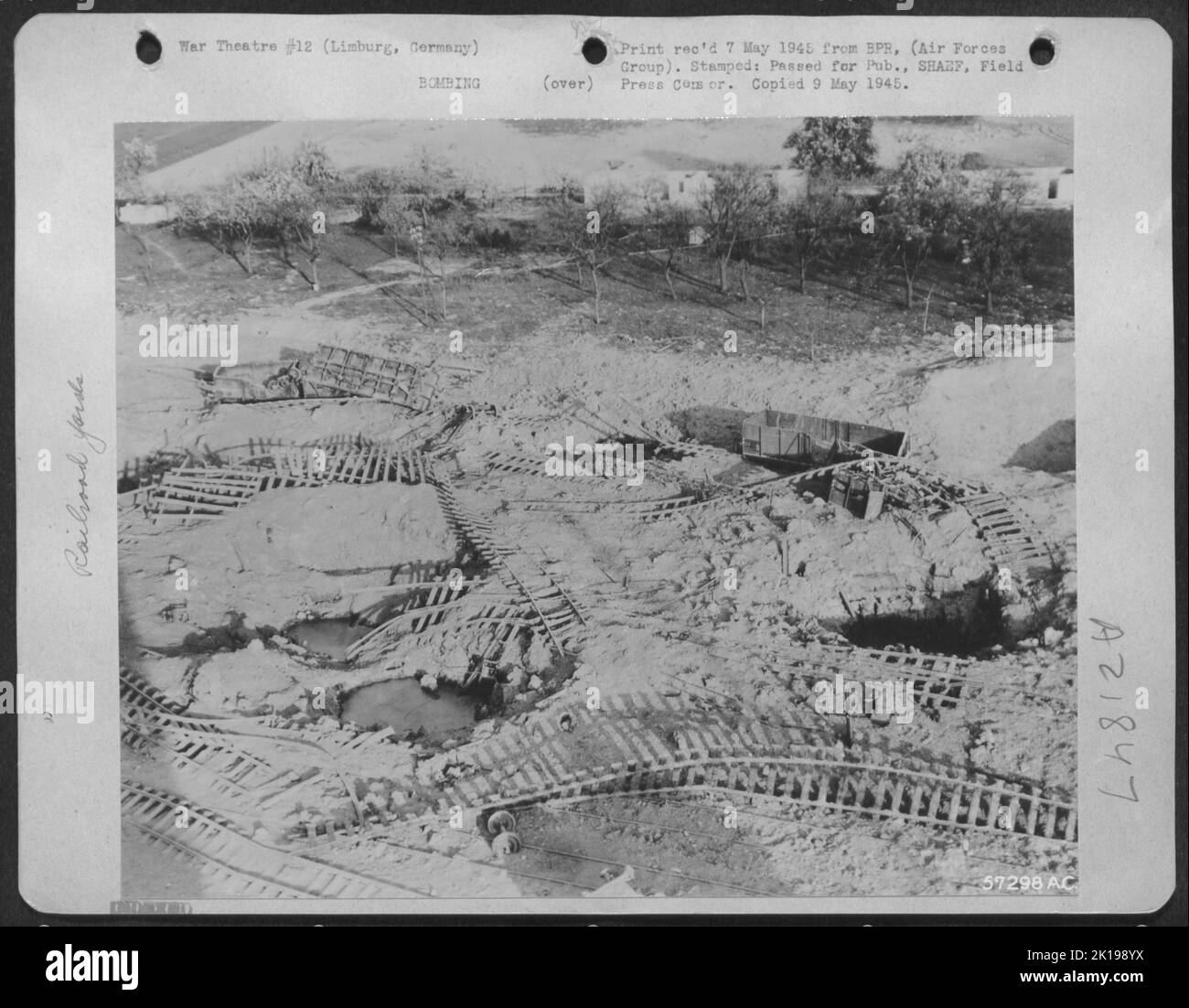 Bombenausbrüche von Martin B-26 Marodeur des Generalmajors Samuel E. Anderson'S 9. Bombe. Division Riss Straßenbetten Und Vereinzelte Gleiswege, Um Dieses Muster Der Zerstörung Im Eisenbahnhof In Limburg, Deutschland, Zu Formen. Der Medium Bomber Assault War Einer Der Con Stockfoto
