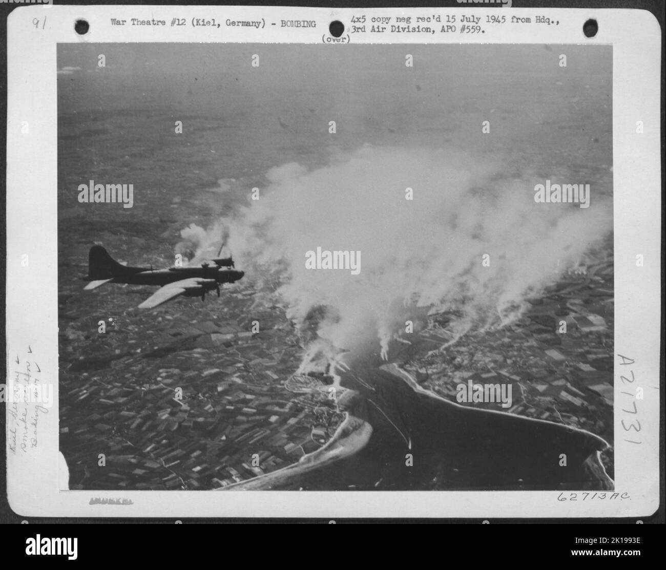 Ein Rauchschirm deckt das Ziel in Kiel als Boeing B-17 'Flying Fortress' der 3. Air Division ab. 19. März 1945. Stockfoto