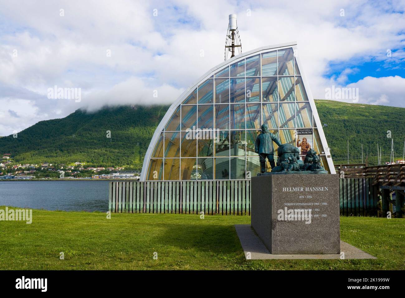 Denkmal von Helmer Hanssen und Polsjerna, besterhaltenes Siegelschiff, ausgestellt in einem Trockendock im Hintergrund, Tromso, Norwegen Stockfoto