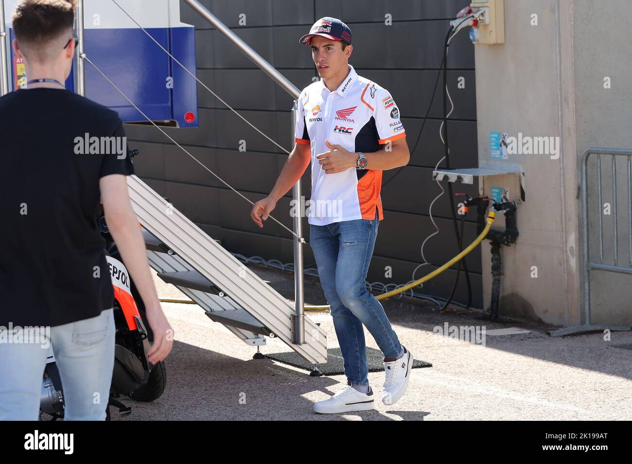 Alcaniz, Aragon, Spanien. 16. September 2022. Marc Marquez aus Spanien und Repsol Honda vor dem Fahrerlager-Krankenhaus nach einem freien Training auf dem Motorland Aragon Circuit am 16. September 2022 in Alcaniz, Spanien. (Bild: © David Ramirez/DAX via ZUMA Press Wire) Stockfoto