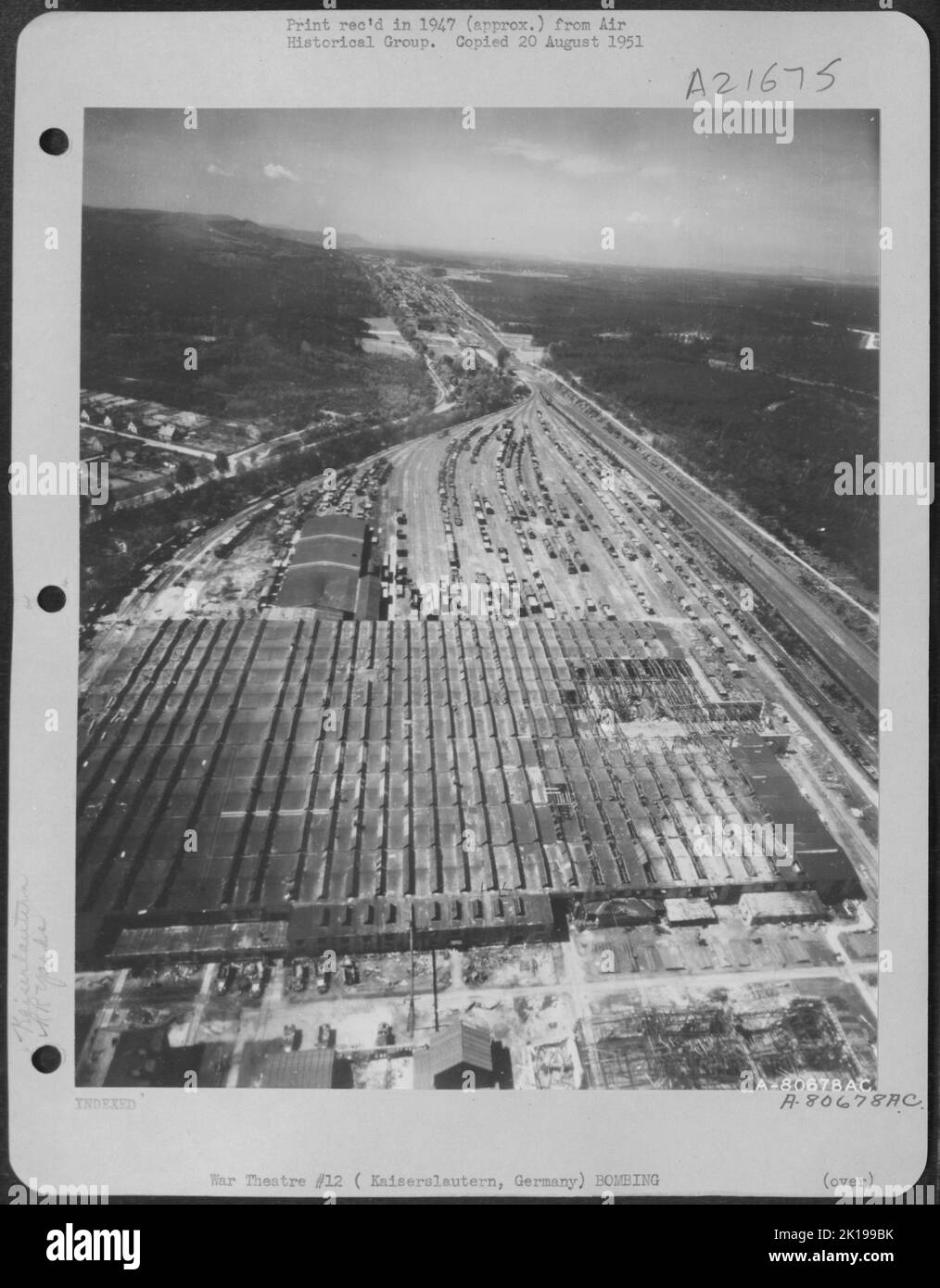 Luftaufnahme Der Bombe Beschädigte Bahnhöfe In Kaiserslautern, Deutschland. 8 Mai 1945. Stockfoto