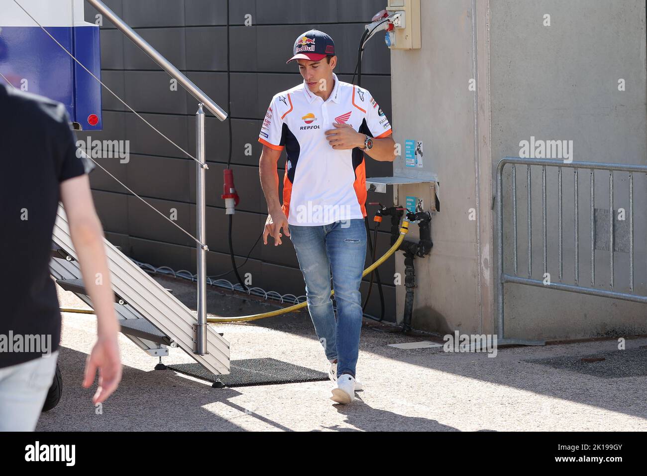 Alcaniz, Aragon, Spanien. 16. September 2022. Marc Marquez aus Spanien und Repsol Honda vor dem Fahrerlager-Krankenhaus nach einem freien Training auf dem Motorland Aragon Circuit am 16. September 2022 in Alcaniz, Spanien. (Bild: © David Ramirez/DAX via ZUMA Press Wire) Stockfoto