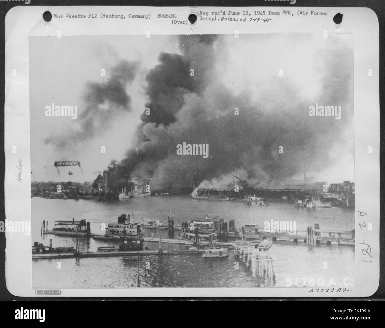 Die Deutschen machten Fotos von Hamburg nach einem der alliierten Angriffe, nach dem Europas größter Hafen im Nichtgebrauch lag. Rauch Wabert Schwarz Von Den Vorräten Am Hafen, Als Docks Und Schiffe Ins Wasser Gehen. Stockfoto