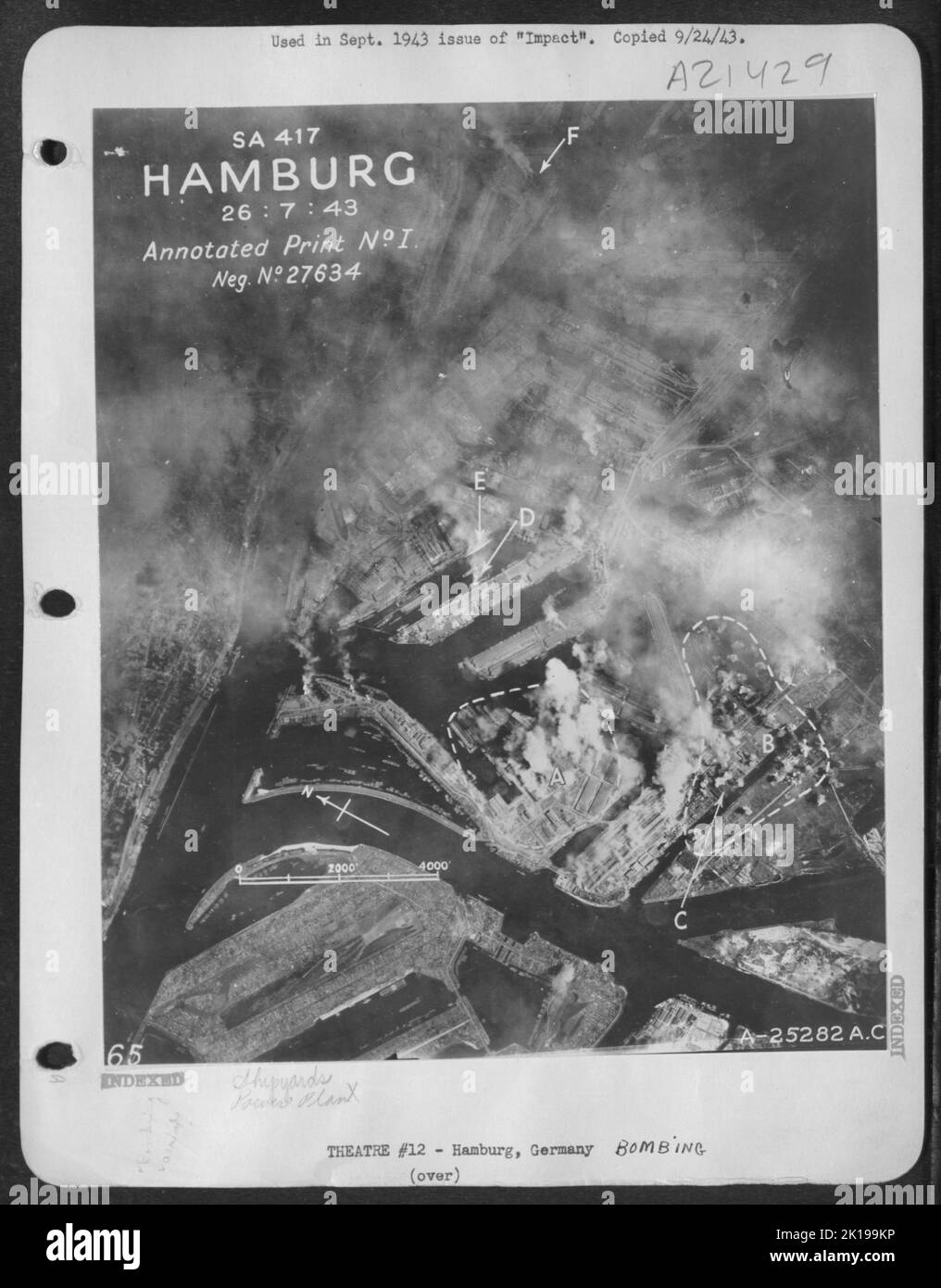 26. Juli: Diesmal [54] warf die Boeing B-17 Flying Fortresses [348 - 500 Pfund GP] Bomben und [234] Brandstifter [250 Pfund pro Pfund] ab. Die Schwerste Konzentration Fiel Auf Howaldts Shipbuilding Yard. (A) die zweite Welle der Bomben entwickelt sich (B) der Newhafer Stockfoto