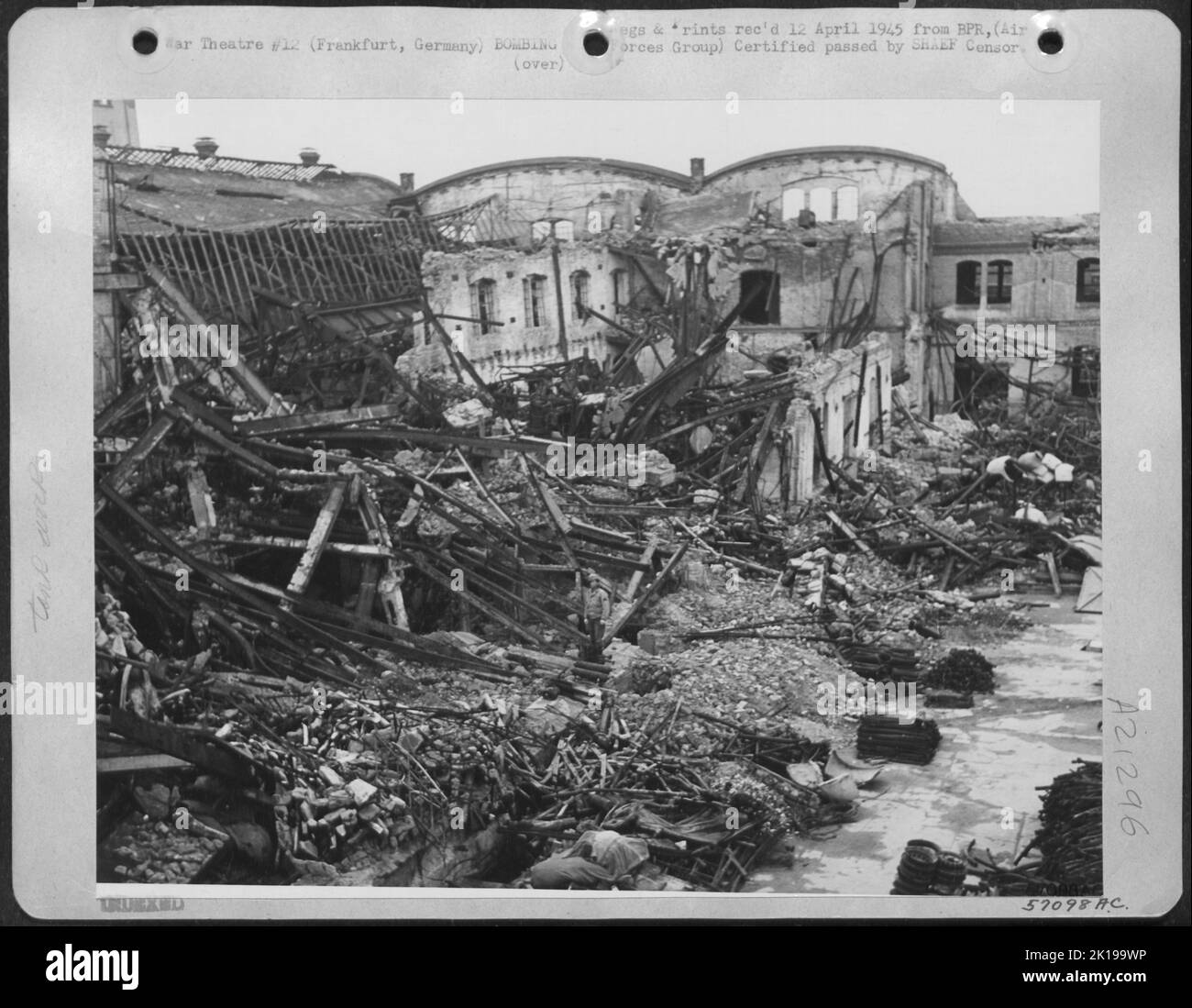 Panzer, die von den deutschen Heerscharen, die ihre Heimat verteidigten, dringend benötigt wurden, kamen aus dem Adlerwerk in Frankfurt -- bevor Bomben der US 8. Air Force und der RAF es im März 1944 zum Ziel machten und im September wieder nur Trümmer und Trümmer übrig Blieben Stockfoto