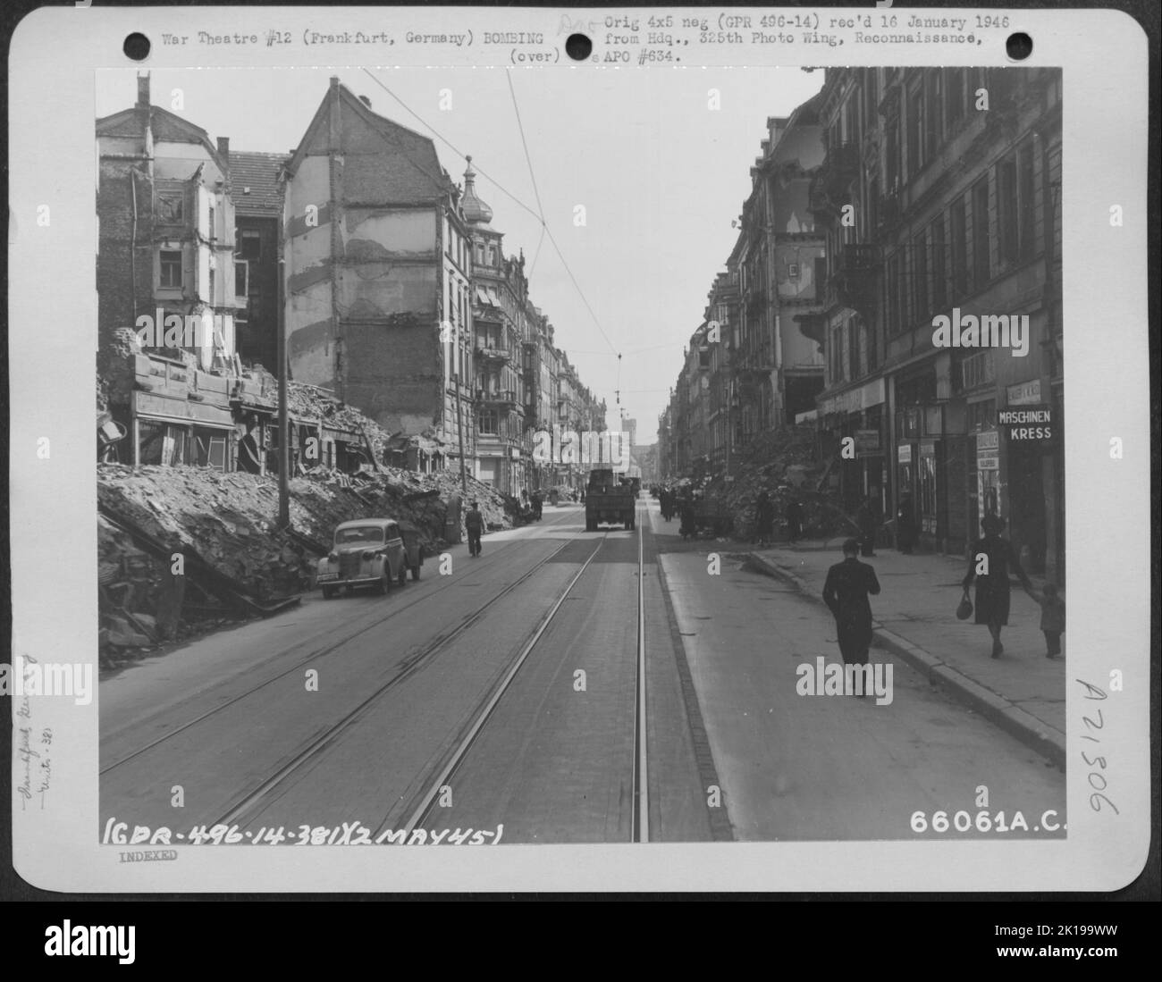 Schutt Säumen Die Straßen Von Frankfurt, Deutschland Nach Den Angriffen Der Alliierten Luft. 381St Bomb Group, 2. Mai 1945. Stockfoto