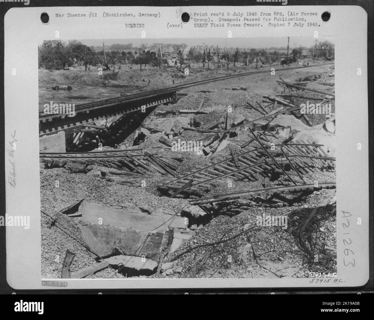 Die Eisenbahnbrücke von Euskirchen, die den Erft überspannt, 20 Meilen südlich von Köln, Deutschland, wurde 14 Mal in 4 Monaten angegriffen und war Ein bekanntes Ziel für Martin B-26 Marauders, A-26S und A-20 Besatzungen der 9. Air Division. Trotz wiederholter Angriffe, die mich hervorbrachten Stockfoto