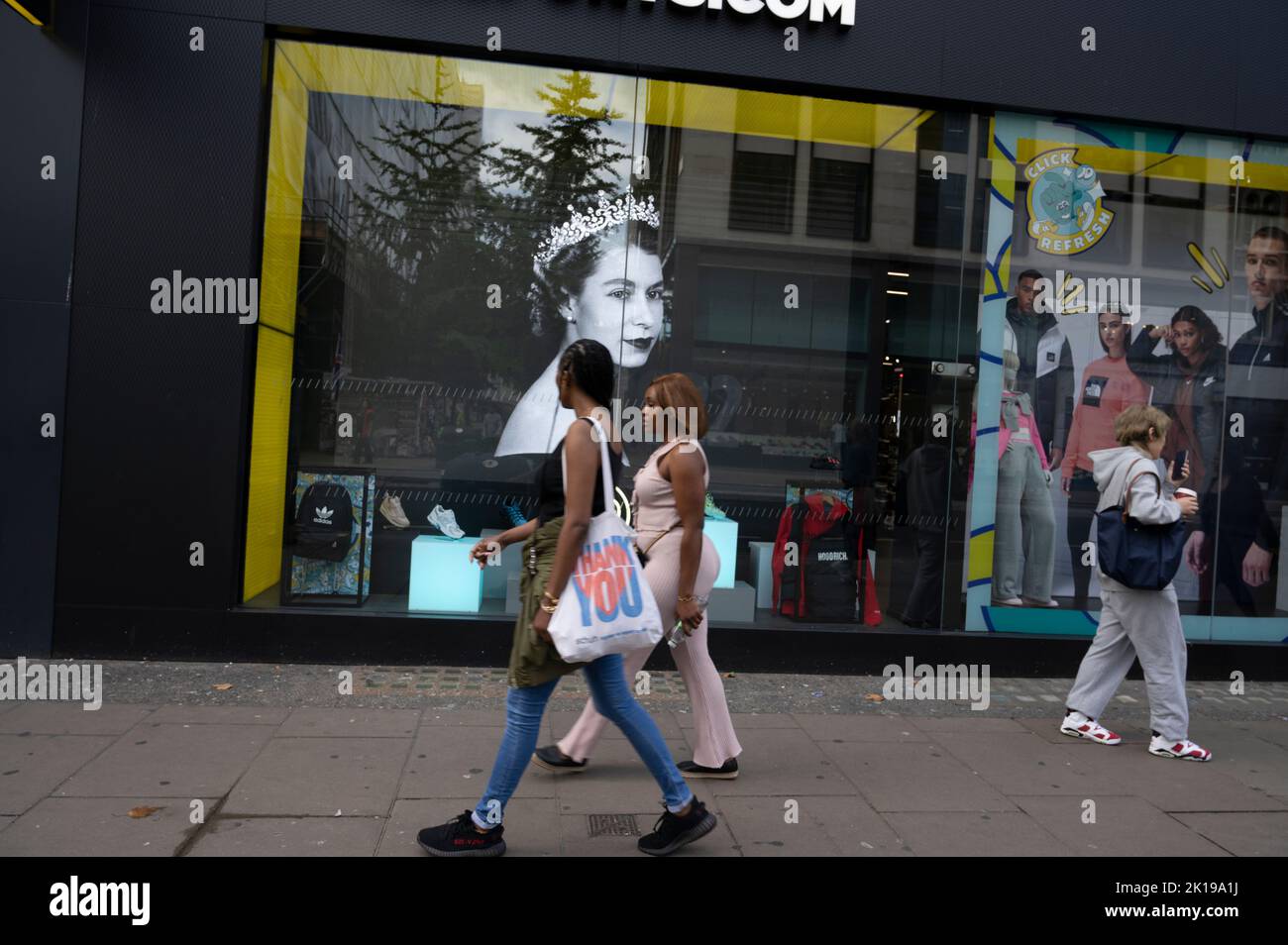 Am 14.. September, fünf Tage nach dem Tod von Queen Elizabeth 11, zollen die Geschäfte der Oxford Street Tribut, Stockfoto