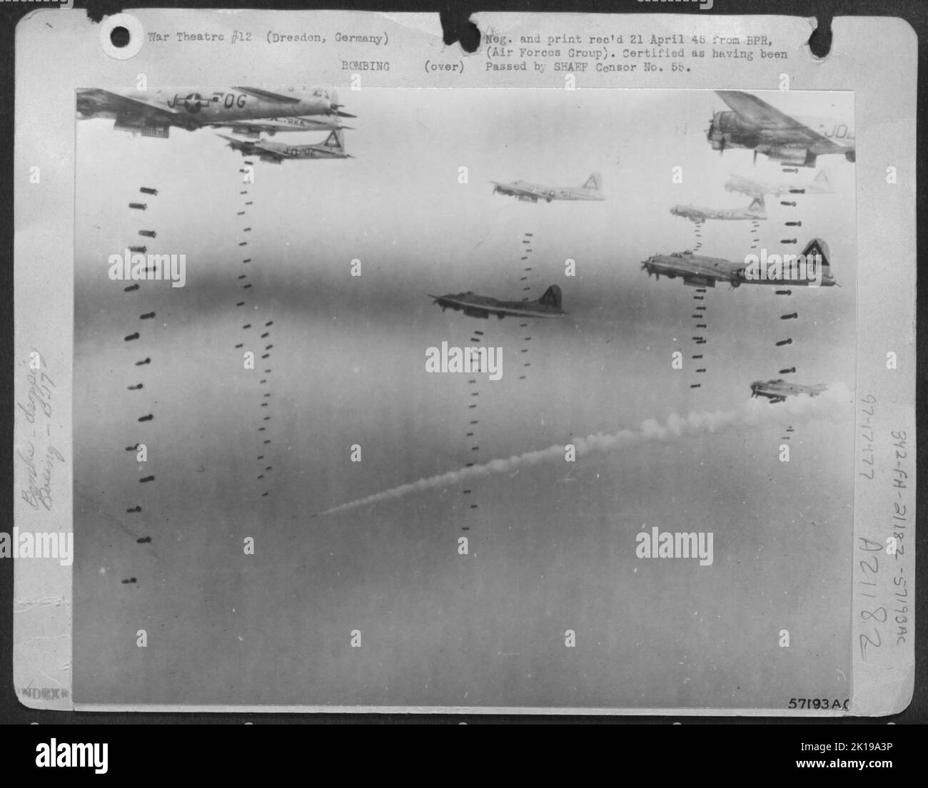 Bombs Rain Down on German Escape Route -- Konzentration auf die Sprengung von drei Bahnzentren im Raum Dresden, Choke Points für Deutsche, die nach Südosten in die Berge fahren, sprengte Boeing B-17 Flying Fortresses of US 8. Air Force am 17 1945. April den Targe Stockfoto