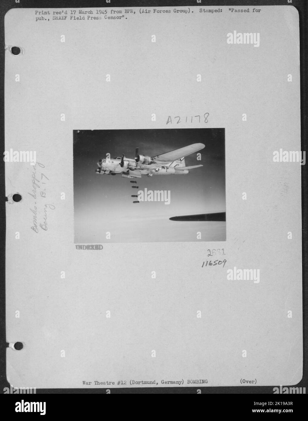 Entladung -- als diese Boeing B-17 'Flying Fortress' der US 8. Air Force ihr Ziel erreicht, werden die Ölraffinerien in Dortmund, Bomb Bay Doors Open und ihre zerstörerische Ladung eingestehen. Pictre wurde während der Daylight Mission im März 7. 1945 gemacht. [1. Div.] Stockfoto