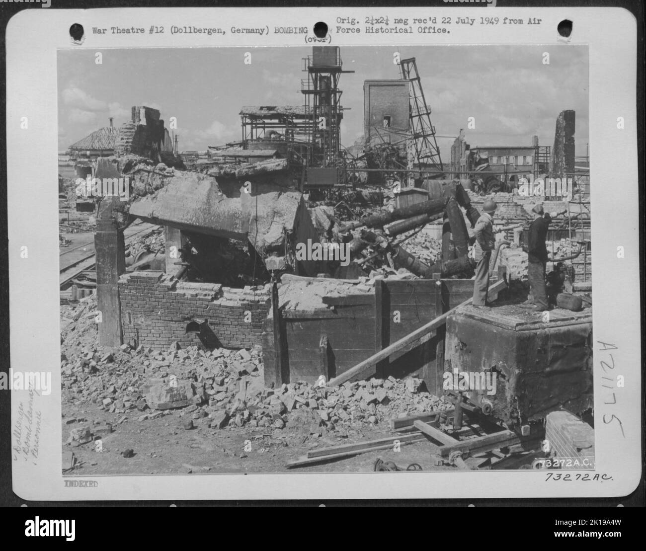 Eine Gesamtansicht Des Bombardierten Deutschen Benzinwerks In Dollbergen (22 Meilen Östlich Von Hannover), In Dem Benzin- Und Erdölprodukte Verarbeitet Wurden. Hier sitzt der 17-jährige Alex aus Amoensk, Russland, in Einem Jumble von Hochtemperatur-Futterleitungen. 1 Stockfoto