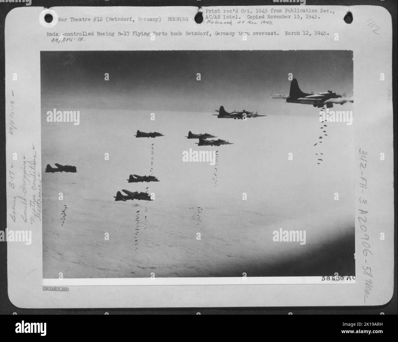 Radargesteuerte Boeing B-17 Fliegende Festungen Bombe Betzdorf, Deutschland, durch Bewölkt. März 12 1945. An-Aps-15. Stockfoto