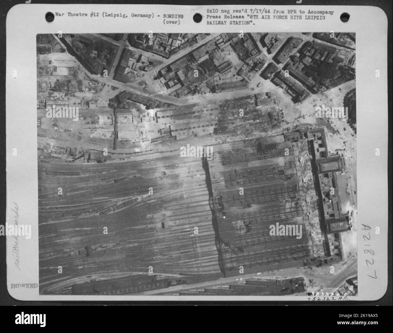 So sah der Hauptbahnhof in Leipzig aus, nachdem er neun direkte Treffer von schweren Bombern der US Army 8. Air Force erhalten hatte. Zwei große Güterschuppen südöstlich des Bahnhofs wurden teilweise zerstört. Leipzig ist Stockfoto