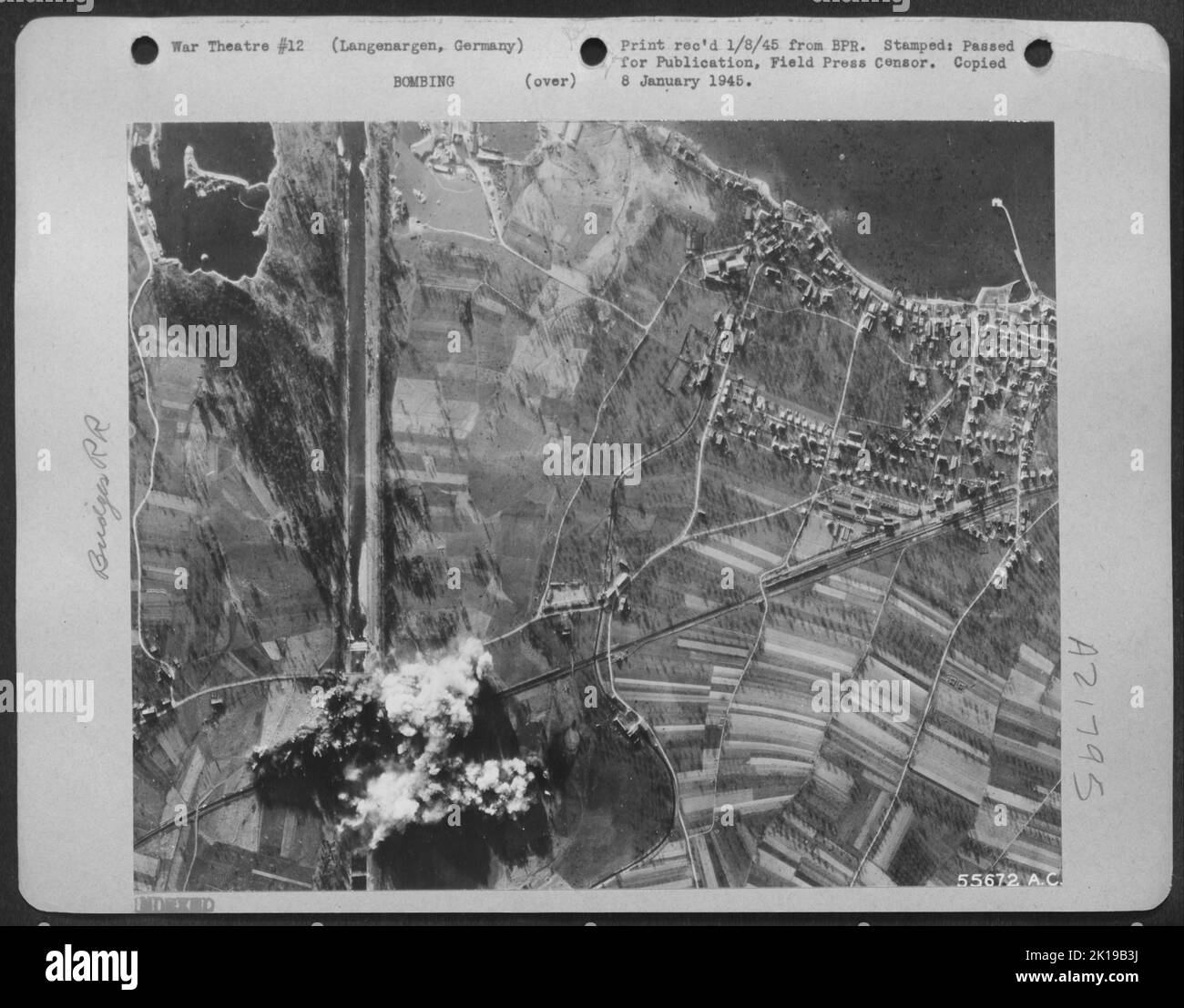 Nach einem Angriff der ersten mittelschweren Bomber der taktischen Luftwaffe Martin B-26 wehte Rauch von einer bombenverputzten Nazi-Eisenbahnbrücke in Langenargen am Bodensee. Diese Brücke ist 260 Meter lang und 15 Meter breit. Es überquert den Fluss Argen und dient Stockfoto