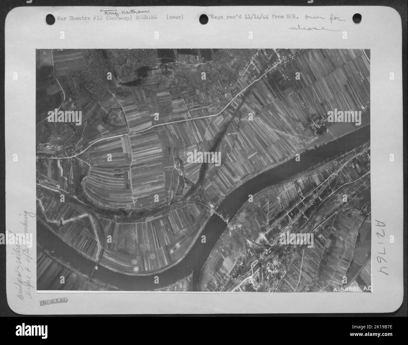 Die Konz-Karthaus-Eisenbahnbrücke über den Moselle Rover, fünf Meilen südwestlich von Trier, Deutschland, wie sie einige Sekunden vor dem Bombenangriff der US Army 9. Air Force Maroders auf die Spannweite erschien, ein wichtiges Bindeglied in der Bewegung feindlicher Lieferungen und Truppen zu Stockfoto