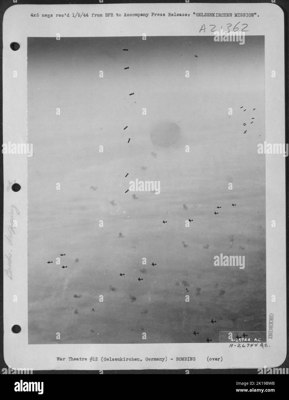 Gelsenkirchen, Deutschland, 27 Meilen westlich von Dortmund, auf der Duisburg-Hamm-Bahn, war mehrmals Ziel von Bombeneinsätzen der US Army 8. Air Force, um Nazi-Kommunikationen ins nichts zu sprengen. Boeing B-17 Flying Fortresses Stockfoto