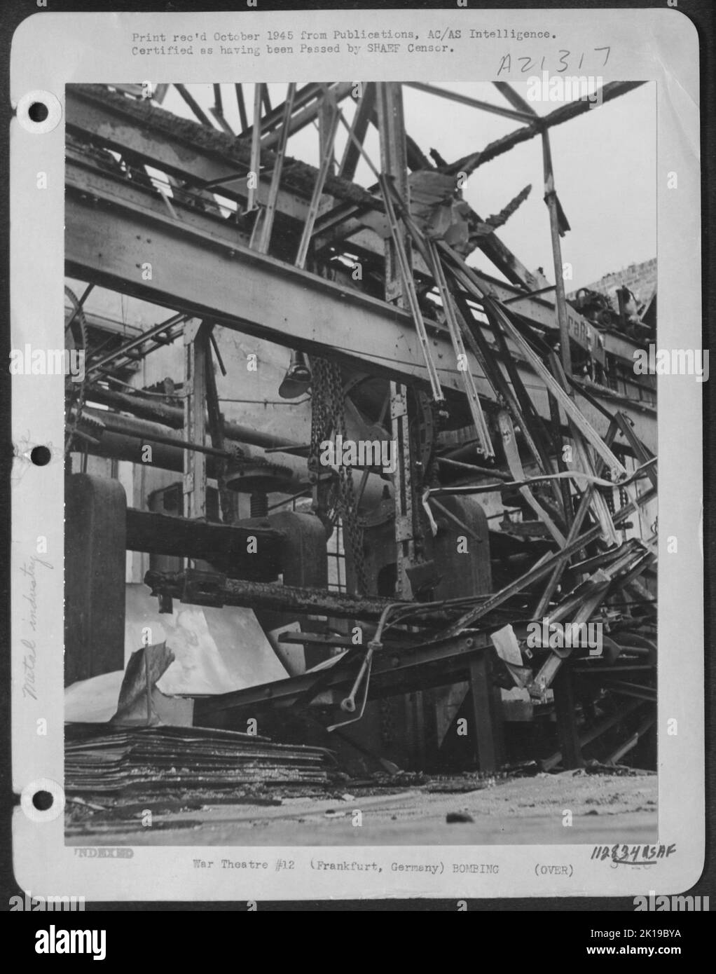 Der wichtige Angriff der US-Luftwaffe vom 4. Oktober 1944 auf das Werk Vereinigte-Deutsche Metall-werke in Frankfurt/Hedderheim am 8.. Oktober hat schätzungsweise zu einem Verlust von 3 bis 4 Monaten an Leichtlegierungsschmieden und etwa einem Monat geführt Stockfoto