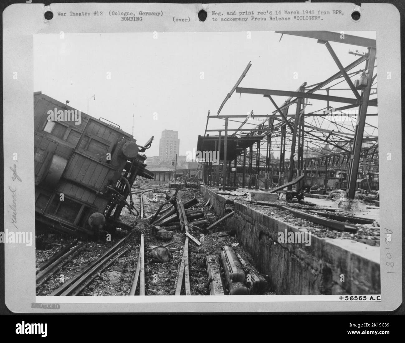 KÖLN - die Gereon Rangierbahnhöfe im Zentrum der Stadt waren der Hauptversorgungsleiter für die Verteilung westlich des Rheins. Dieses wichtige Eisenbahnzentrum wurde wiederholt von der RAF und der US Army 8. Air Force getroffen. Das Eisenbahn- und Brückennetz bei Stockfoto