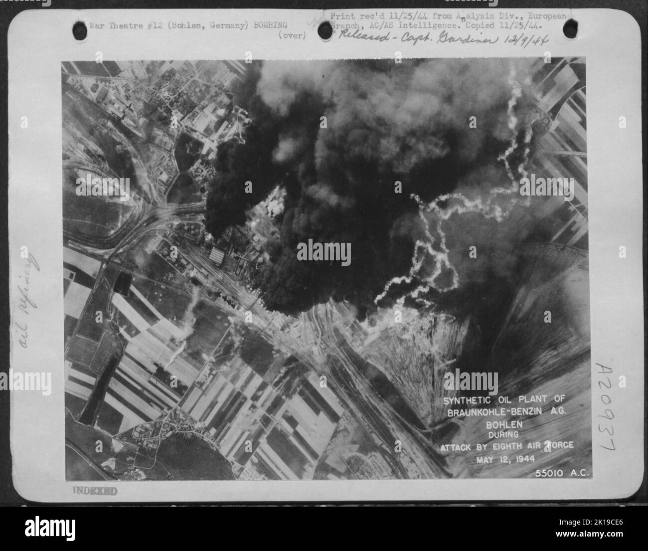 Synthetische Ölfabrik von Braunkohle-Benzin A.G. in Bohlen, Deutschland, während eines Angriffs der Luftwaffe 8., 12. Mai 1944. Stockfoto