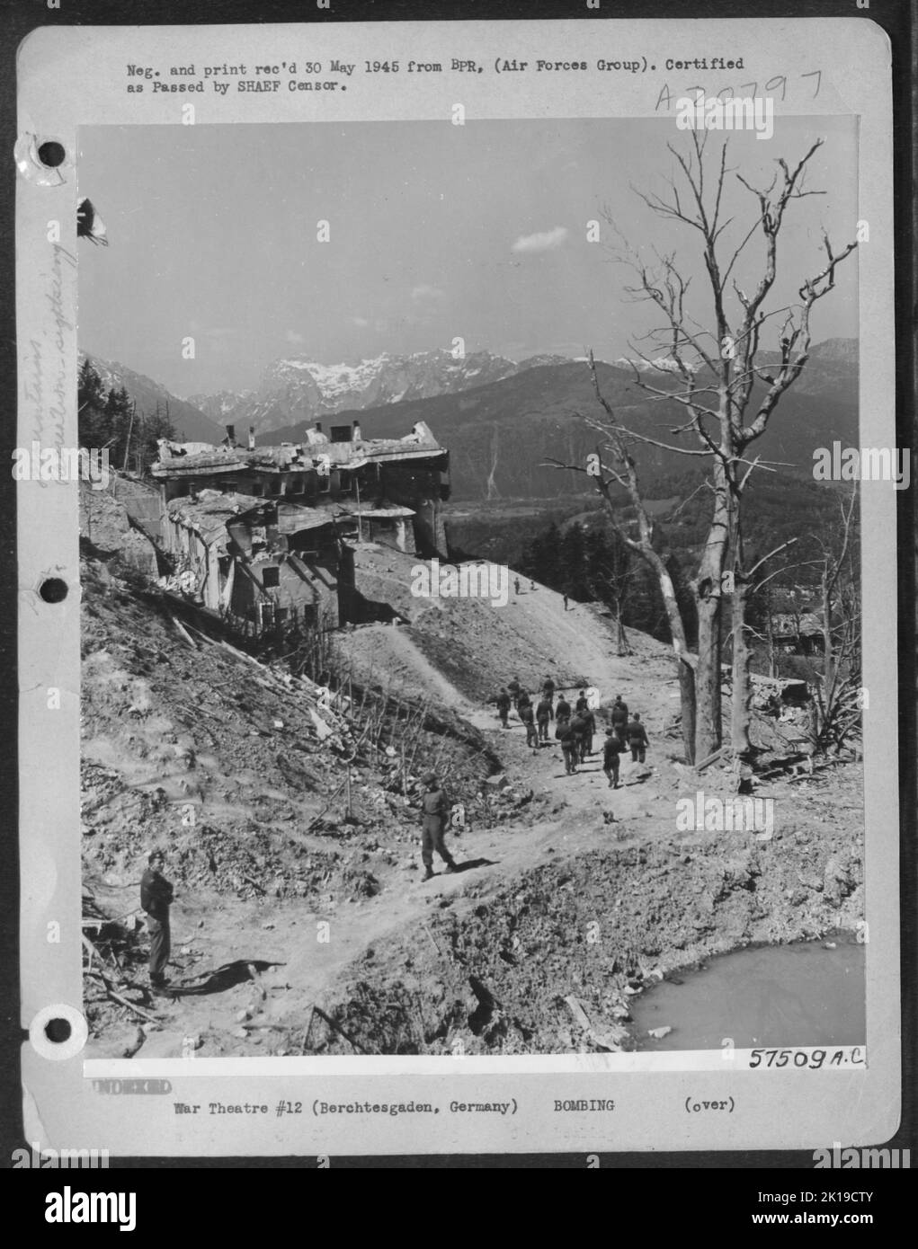 Berchtesgaden, Hitler'S Eyrie, Jetzt Ruhestäort für Fluggeographisches Fluggebiet -- ein Obersalzberg in den bayerischen Alpen, schlachtmüde amerikanische Soldaten einer Flugdivision Ende Mai 1945 nahmen Sonnenbäder, Schwimmen, Fliegenfischen, Bootfahren und Reiten ein Stockfoto