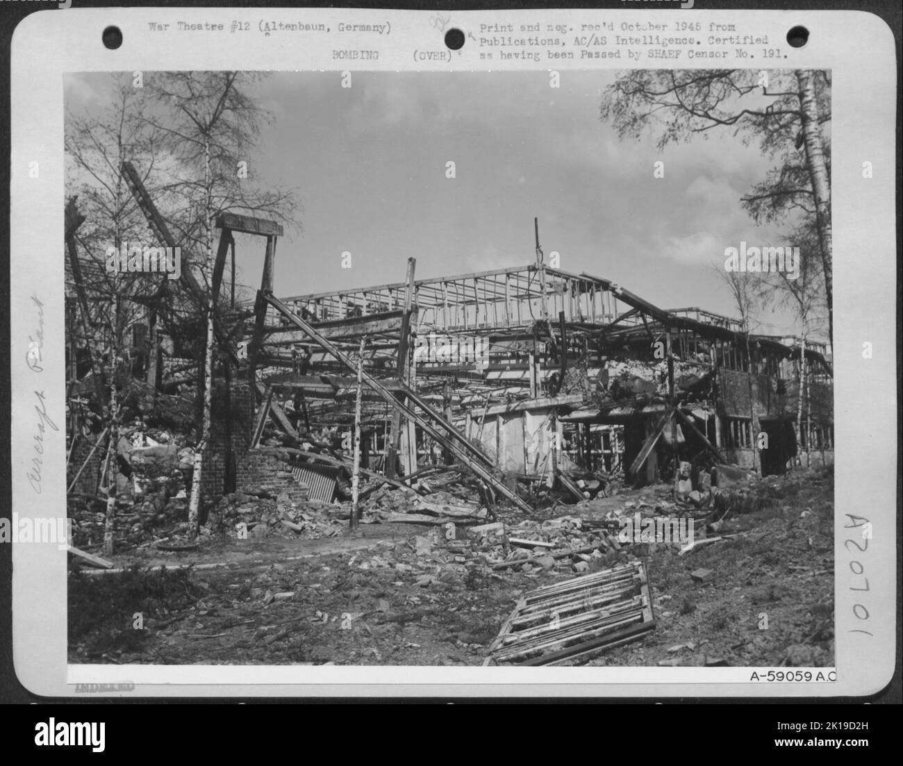 Die Maschinenfabrik Henchel Wurde Nach Strategischen Bombenangriffen In Einer Friedlichen Umgebung In Albenbaun In Dem Im Bild Zu Sehenden Zustand Zurückgelassen. Stockfoto