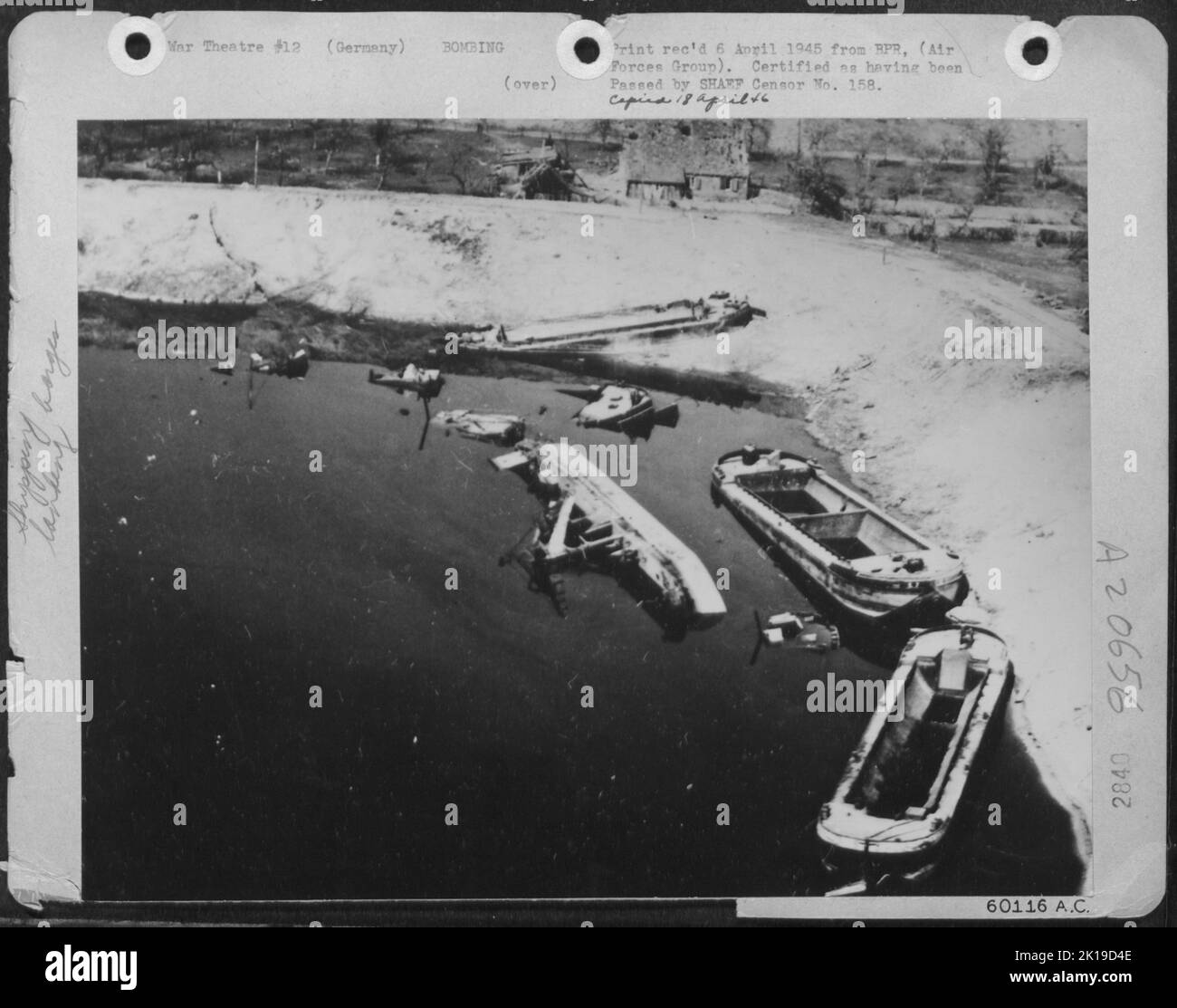 Barge versenkt -- Diese Bargen sind im Wesel-Gebiet in einer Wendung versenkt, als die 1. Alliierte Luftlandearmee am 24. 1945. März fallen ließ. Dieses Bild wurde von Einem konsolidierten B-24-Befreier gemacht, einer der Streitkräfte der 240 US 8. Air Force 2. Air Division Bombers That Stockfoto