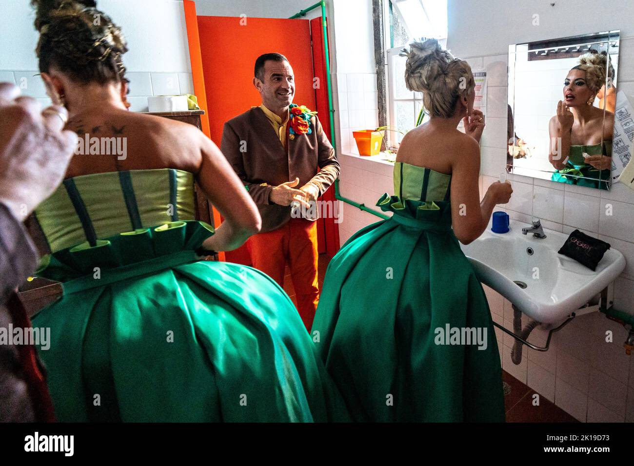 Kostümierte Darsteller bereiten ihre aufwendigen Kostüme und das Make-up vor, während sie sich für einen traditionellen Marcha beim Sanjoaninas Festival am 23. Juni 2022 in Angra do Heroísmo, Terceira Island, Azoren, Portugal, vorbereiten. Das Festival markiert den Johannisstag und wird mit Paraden, Stierkämpfen und kulturellen Aktivitäten gefeiert. Stockfoto