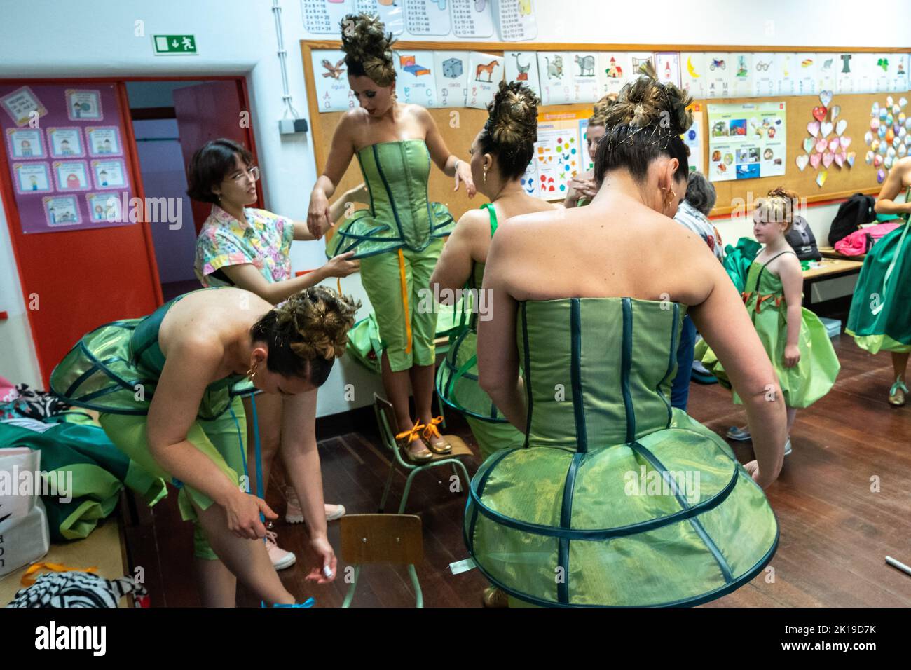 Kostümierte Darsteller bereiten ihre aufwendigen Kostüme und das Make-up vor, während sie sich für einen traditionellen Marcha beim Sanjoaninas Festival am 23. Juni 2022 in Angra do Heroísmo, Terceira Island, Azoren, Portugal, vorbereiten. Das Festival markiert den Johannisstag und wird mit Paraden, Stierkämpfen und kulturellen Aktivitäten gefeiert. Stockfoto