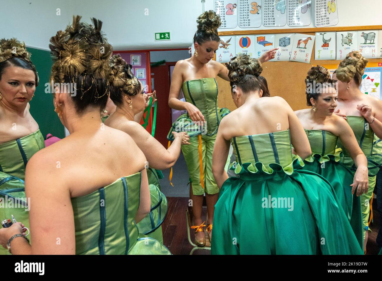 Kostümierte Darsteller bereiten ihre aufwendigen Kostüme und das Make-up vor, während sie sich für einen traditionellen Marcha beim Sanjoaninas Festival am 23. Juni 2022 in Angra do Heroísmo, Terceira Island, Azoren, Portugal, vorbereiten. Das Festival markiert den Johannisstag und wird mit Paraden, Stierkämpfen und kulturellen Aktivitäten gefeiert. Stockfoto