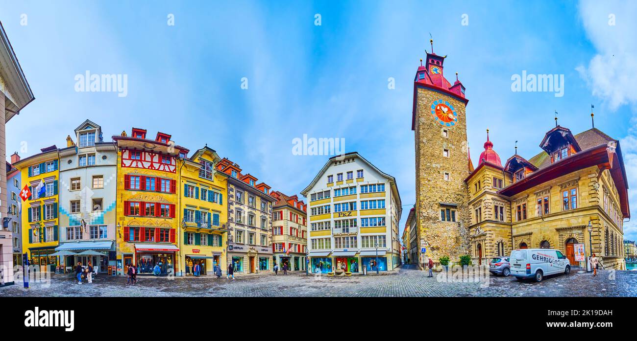 LUZERN, SCHWEIZ - 30. MÄRZ 2022: Panorama des Kornmarktes mit mittelalterlichen Stadthäusern und dem Rathaus mit Turm, am 30. März in Lucern Stockfoto