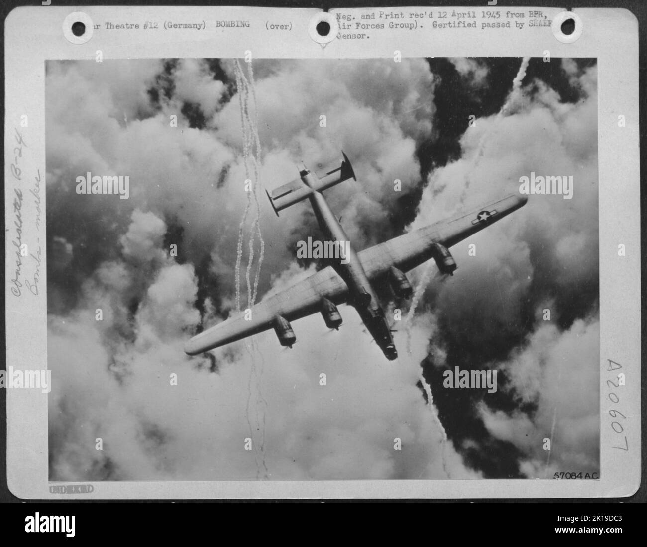 Ein konsolidierter B-24-Befreier der 2. Air Division verwendete Einen Rauchmelder als Leitfaden durch den Undercast, da das Ziel am 4. April 1945 angegangen wird. Ca. 1000 Boeing B-17 Flying Fortresses und konsolidierte B-24 Liberators, begleitet von mehr als 850 Nort Stockfoto