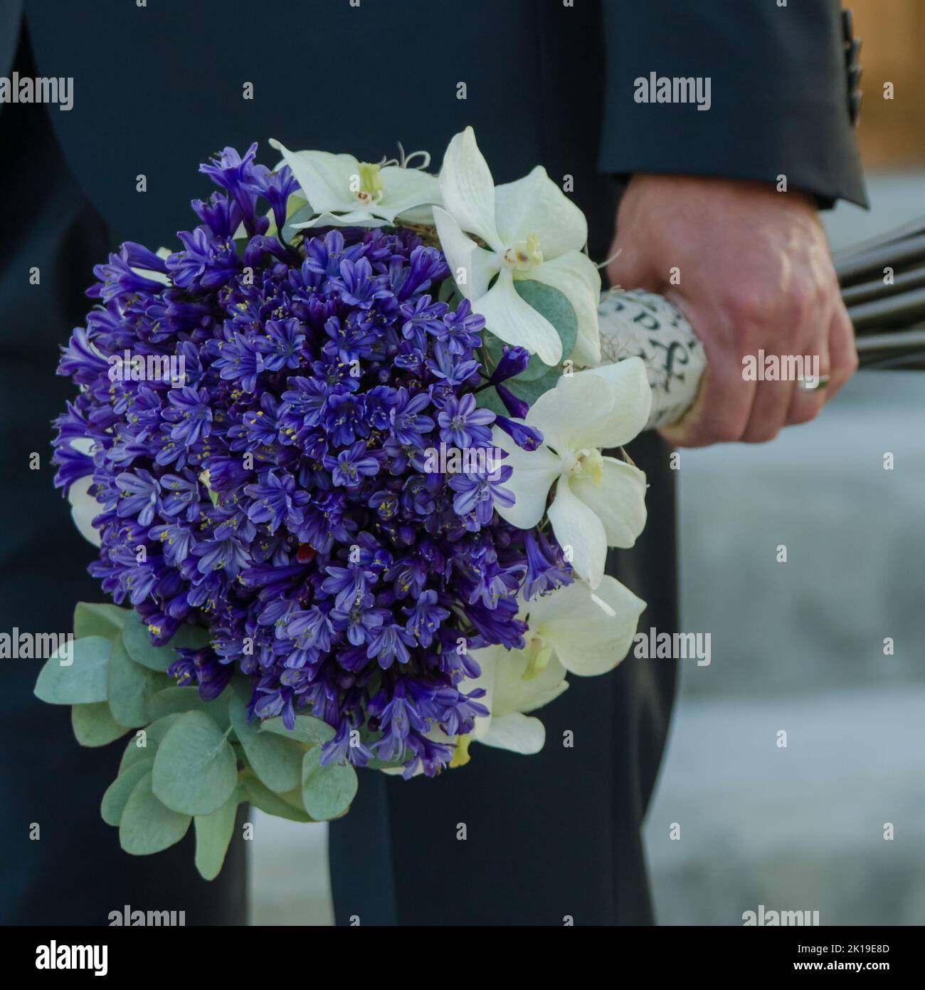 Schöner Brautstrauß in der Hand der Braut Stockfoto