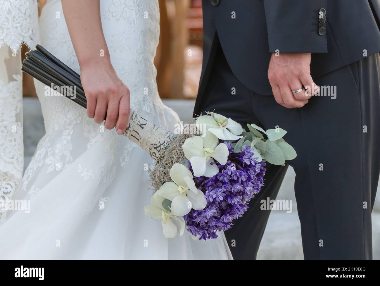 Schöner Brautstrauß in der Hand der Braut Stockfoto
