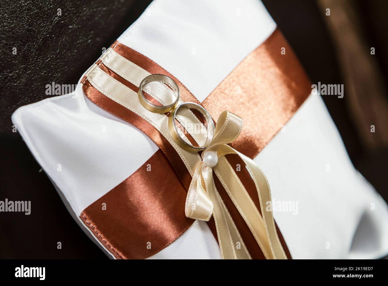 Trauringe auf dem Kissen Stockfoto