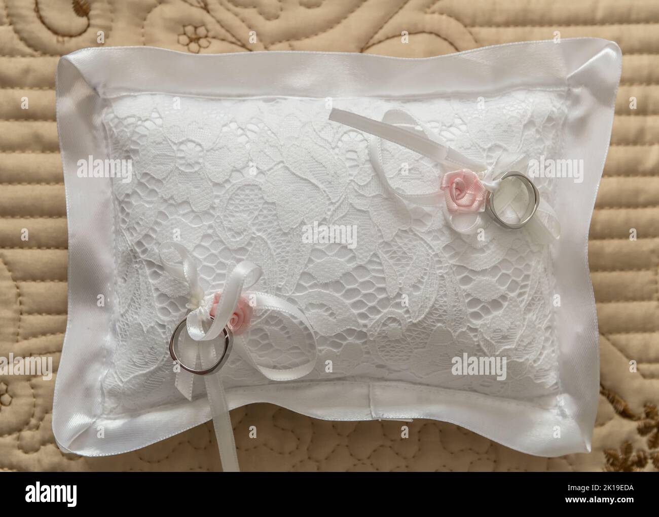 Trauringe auf dem Kissen Stockfoto