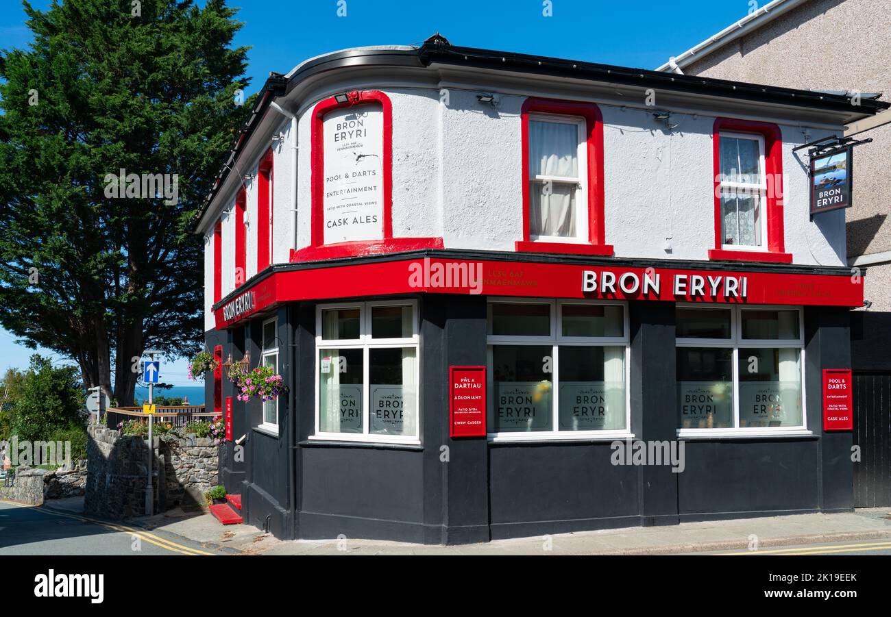 The Bron Eryri Pub, (THE BRON), Penmaenmawr, Nordwales. Aufgenommen im August 2022. Stockfoto
