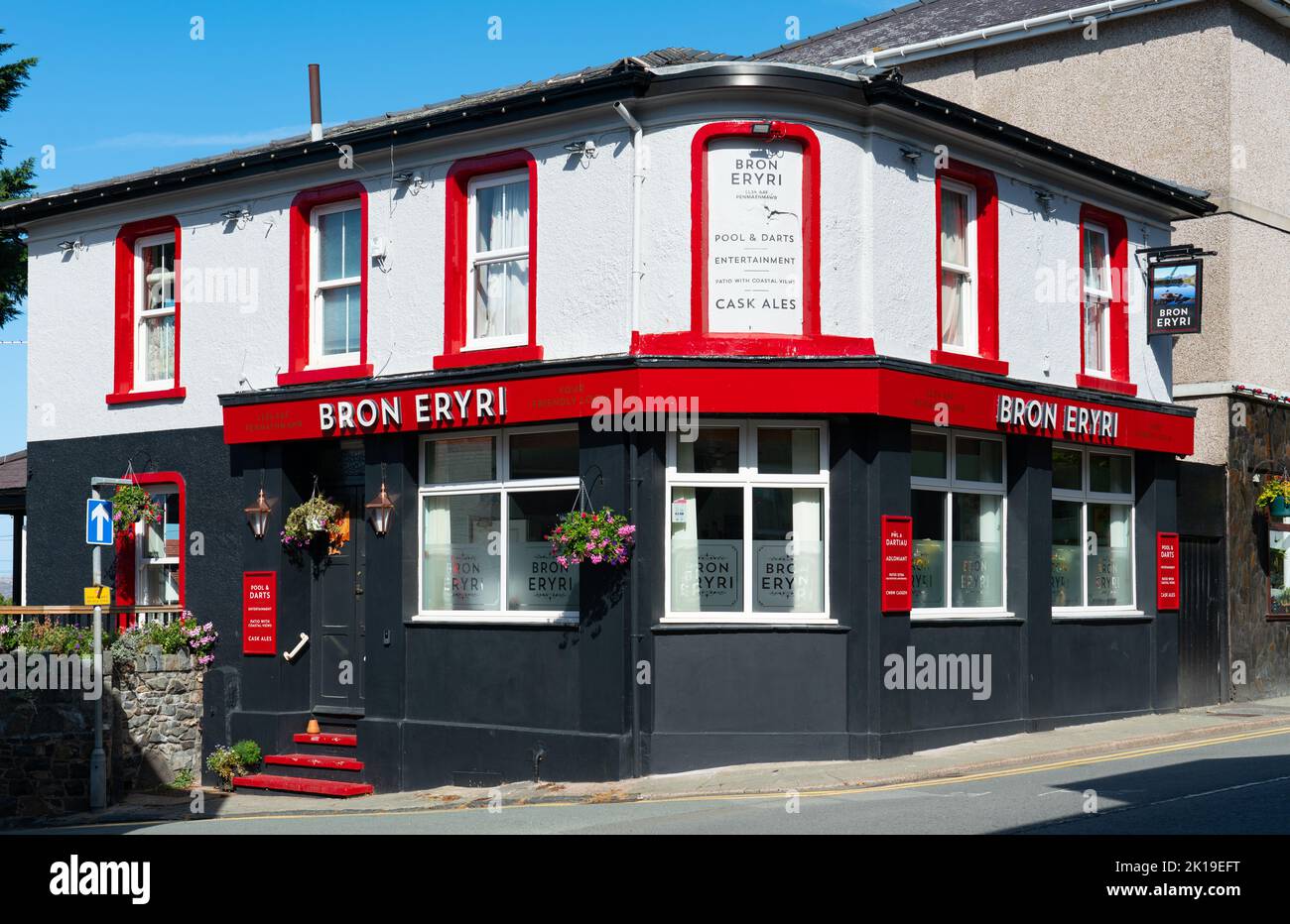 The Bron Eryri Pub, (THE BRON), Penmaenmawr, Nordwales. Aufgenommen im August 2022. Stockfoto
