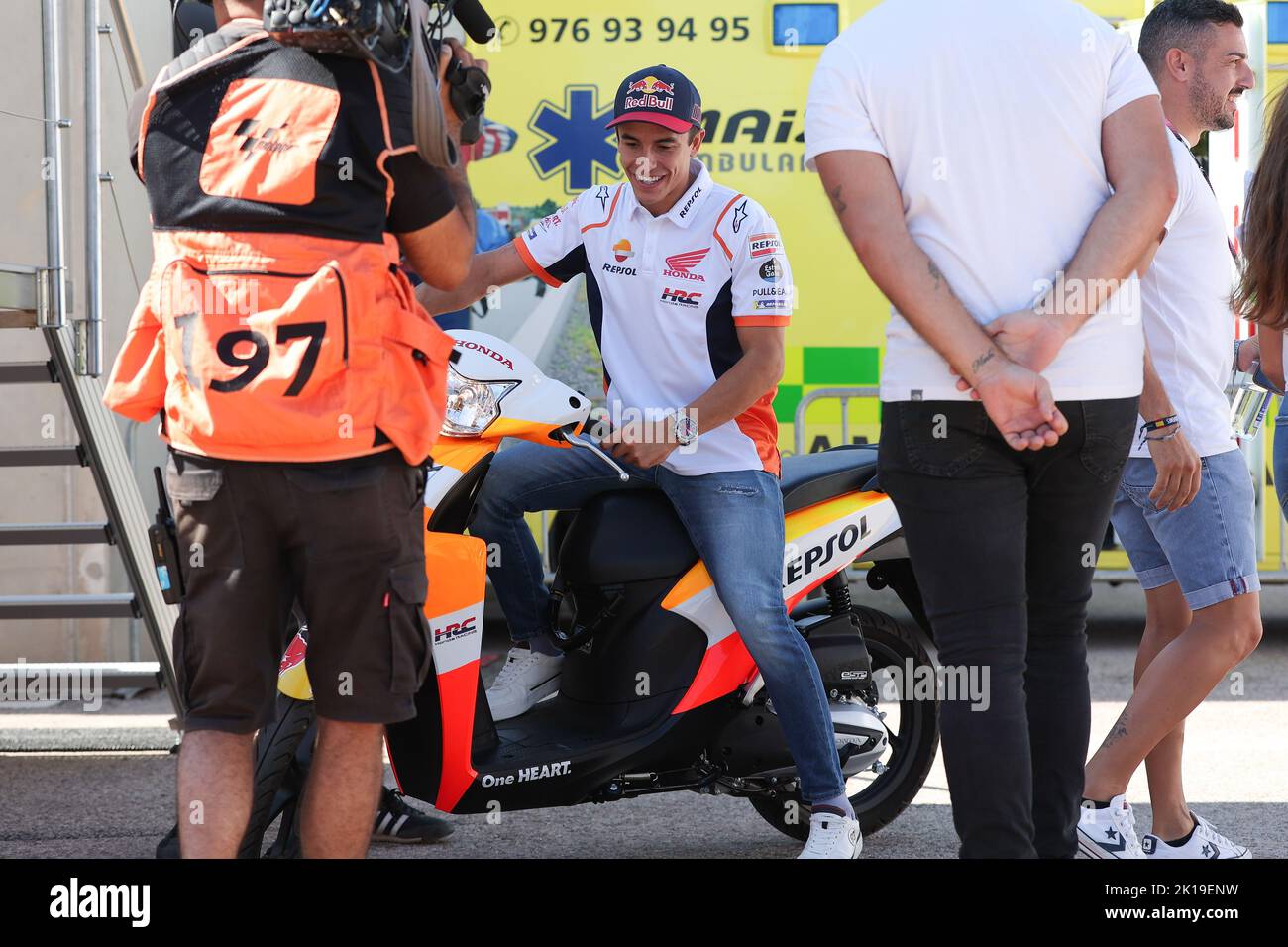 Alcaniz, Aragon, Spanien. 16. September 2022. Marc Marquez aus Spanien und Repsol Honda vor dem Fahrerlager-Krankenhaus nach einem freien Training auf dem Motorland Aragon Circuit am 16. September 2022 in Alcaniz, Spanien. (Bild: © David Ramirez/DAX via ZUMA Press Wire) Stockfoto
